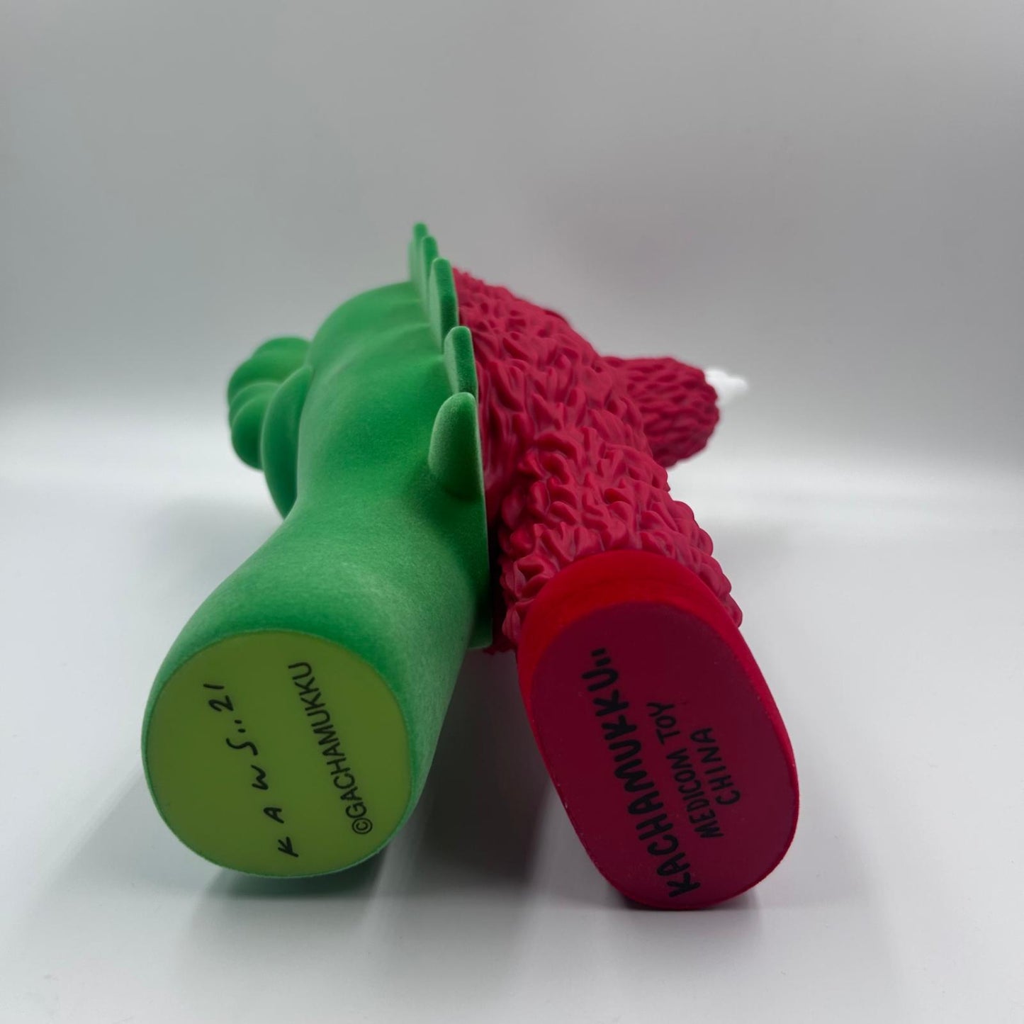Kaws - Kachamukku (Red & Green)